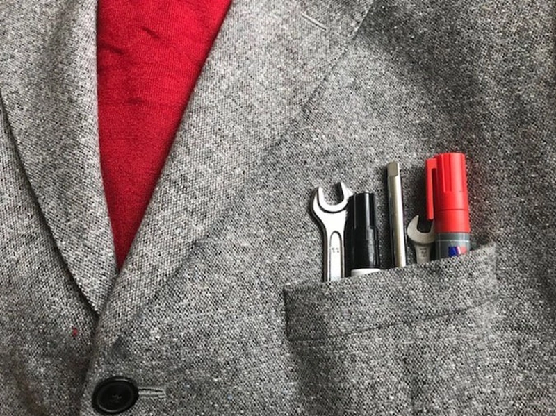 Werkzeug und Stifte in der Tasche