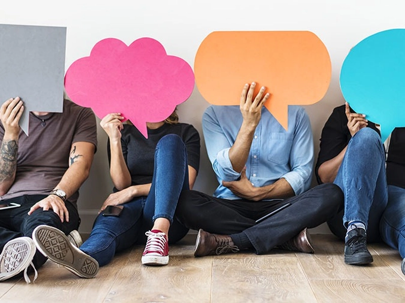 SZCoachingTraining - Lösungsorientiertes Coaching in Veränderungsprozessen - Personen, die ein Chatblasen-Diagramm halten